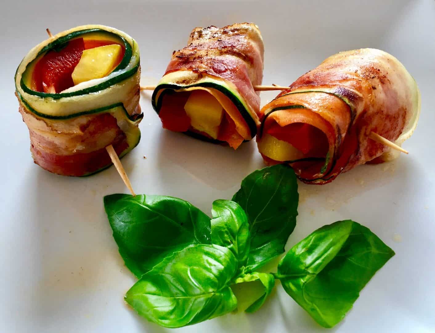 Roladki warzywne z wędzonym boczkiem