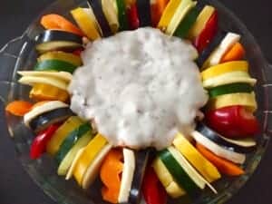 Kolorowa zapiekanka polana sosem