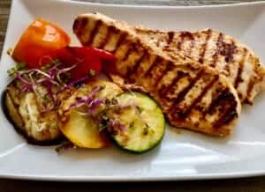 Filet z grila podany z grilowanymi warzywami