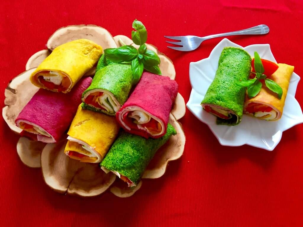 Różno kolorowe ruloniki z naleśników z farszem w środku