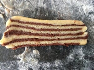 Cienkie pasy dwukolrowego ciasta