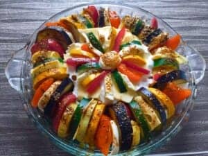 Kolorwa zapiekanka w naczyniu żaroodpornym