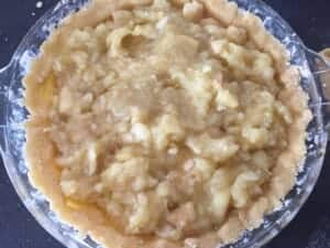 Mus jabłkowy w foremce do szarlotki