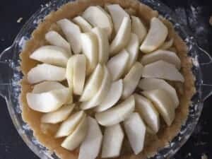 Plastry jabłek ułozone na musie jabłkowym