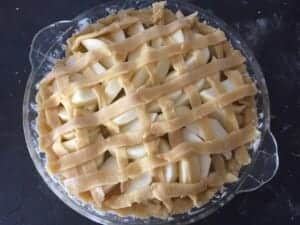 Kratka z ciasta na plastrach jabłek