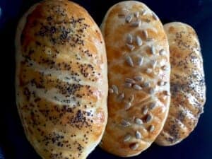 Drożdżowe bułeczki obsypane sezamem