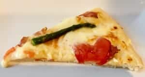 Kawałek wiosennej pizzy ze szparagami