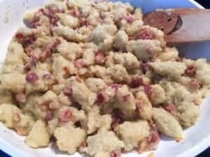 Kluski z boczkiem na patelni