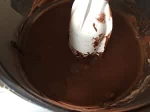 Mieszamy składniki na ciasto