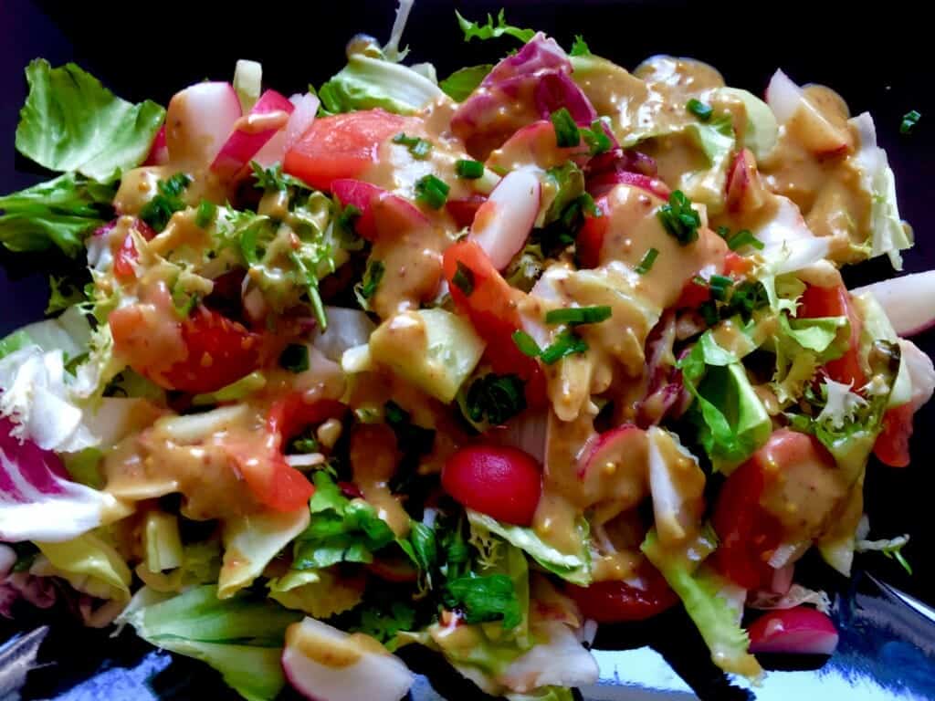 Sałatka warzywna z sosem miodowo-musztardowym