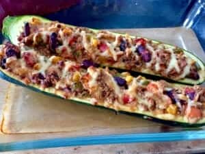 Cukinia z farszem meksykańskim w naczyniu żaroodpornym