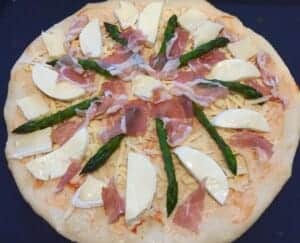 Pizza z serem i szparagami