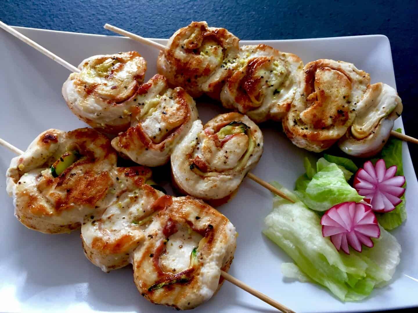 Grilowany kurczak z boczkiem i cukinią