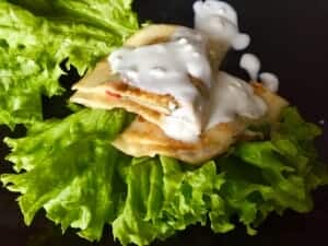 Naleśniki zapiekane z serem polane sosem