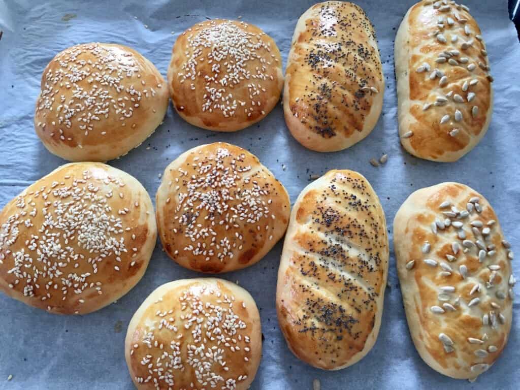 Drożdżowe bułeczki obsypane sezamem