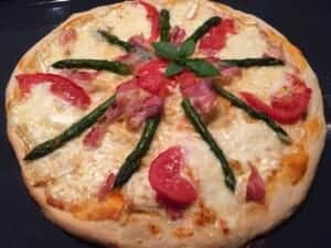 Puszysta pizza ze szparagami