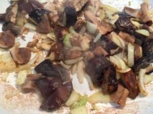 Grzyby smażymy razem z cebulą 