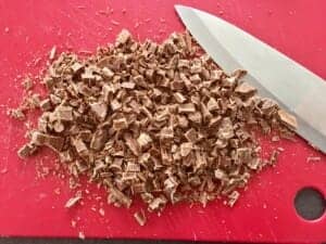 Czekolada krojona na drobne kawałki