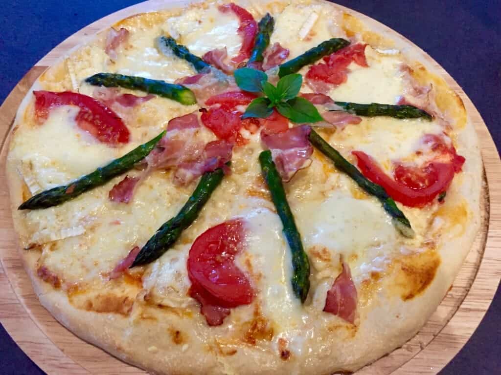 Puszysta pizza ze szparagami