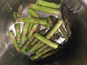 Szparagi połamane na małe kawałki