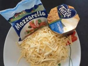 Trzy rodzaje sera przygotowane na pizzę