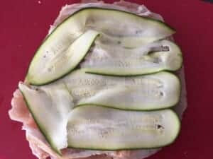 Cukinia ułozona na kurczaku