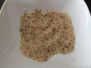 Przyprawy zmieszane ze sobą w misecce