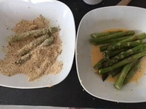 Szparagi i cukinie w jajku i przyprawach