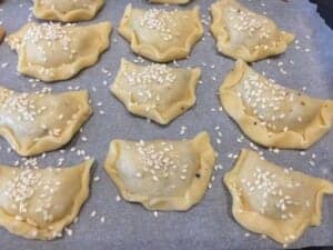Pierożki posypane sezamem