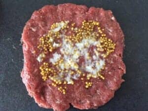 Musztarda i chrzan na przygotowanym mięsie 