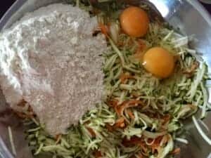 Warzywa z dodatkiem jajka i mąki