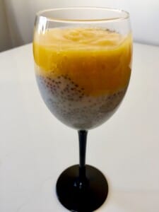 Puding z mango i nasionami Puding owocowy z nasionami chia