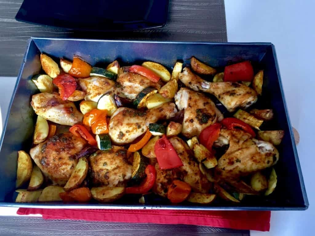 Ziołowy kurczak pieczony z młodymi ziemniaczkami