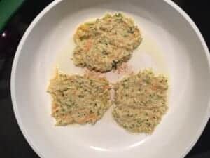 Placuszki z cukini na rozgrzanej patelni