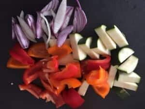 Warzywa pokrojone i przygotowane do dodania do dania