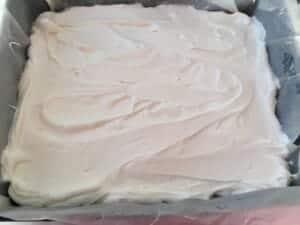 Pianka z białek na spodzie placka