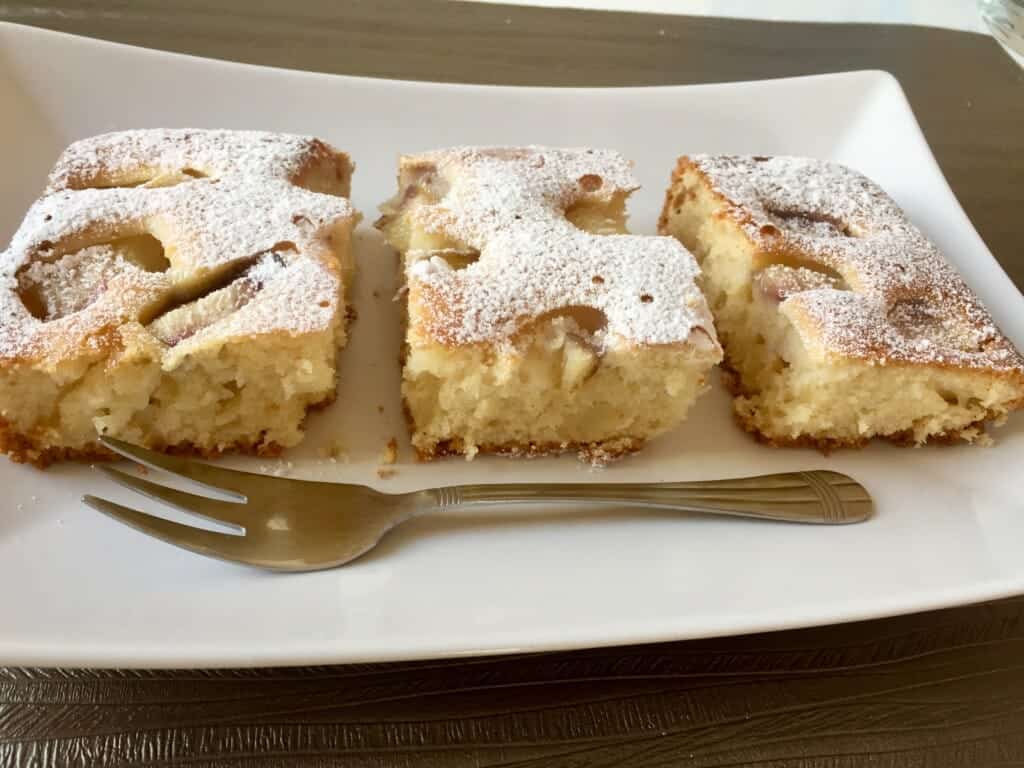 Ciasto jogurtowe z brzoskwiniami