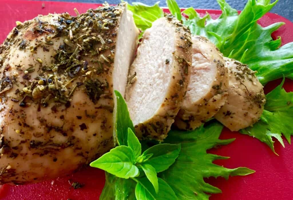 Soczysty, ziołowy filet z kurczaka pieczony w rękawie