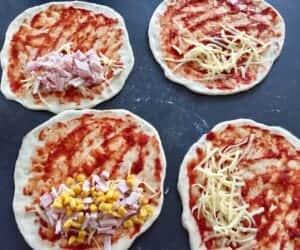 Dodatki do piccy ułożone na cieście