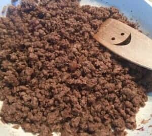 Mięso mielone na w trakcie smażenia