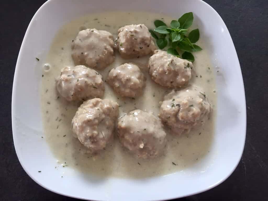 Klopsiki w sosie śmietanowo-koperkowym :)