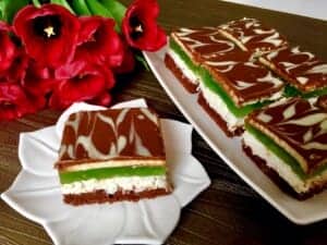 Placek z kokosem, galaretkę i polewą