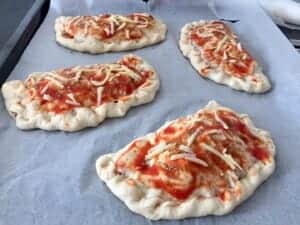 Calzone posmarowane pssatą i posypane serem