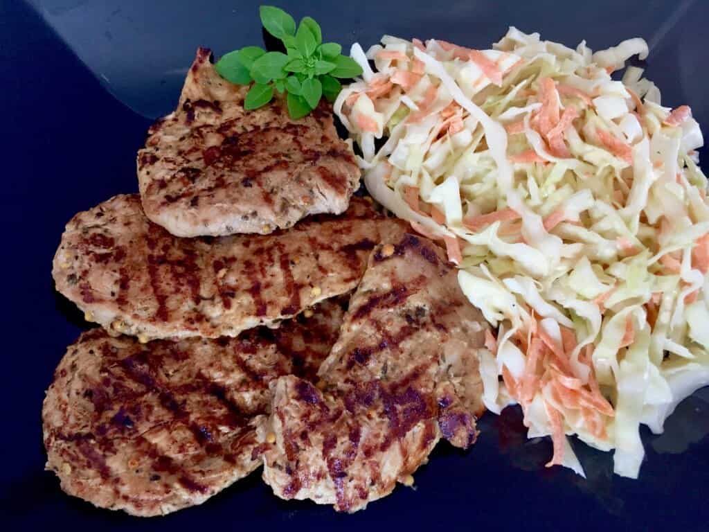 Grilowane mięso podane z surówką Colesław