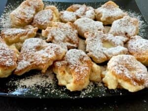 Drożdzowe racuchy z jabłkiem