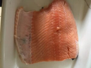 Surowy łosoś w naczyniu