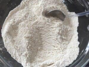 Składniki na ciasto w trakcie mieszania