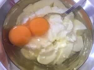 Składniki na ciasto w trakcie mieszania