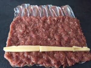 Żółty ser ułożony na wewnętrznej części rolady