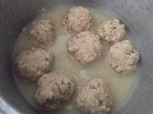 Klopsiki w bulionie w trakcie przygotowania